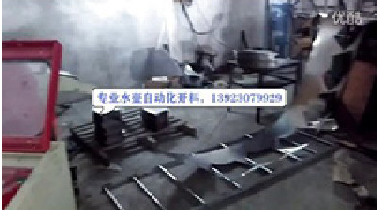 電水壺扇形料自動(dòng)化開(kāi)料，MT料架收放料，兩臺(tái)NC送料機(jī)，兩臺(tái)沖床連線(xiàn)自動(dòng)化開(kāi)料